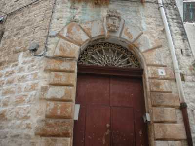 Sulla mezzaluna del portone di ingresso notiamo incise le iniziali di Giovanni Scippa, sormontate dallo stemma di famiglia: un leone rampante su una quercia, racchiusi in uno scudo militare. Un segno distintivo di quella piccola Grumo che voleva scrivere la grande storia italiana